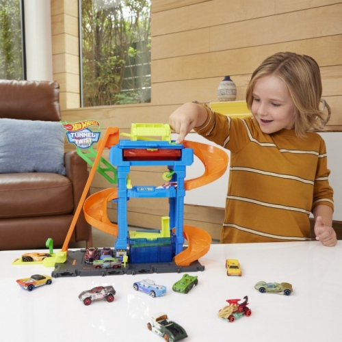 Игровой набор "Автомойка: Кормящие виражи" Hot Wheels